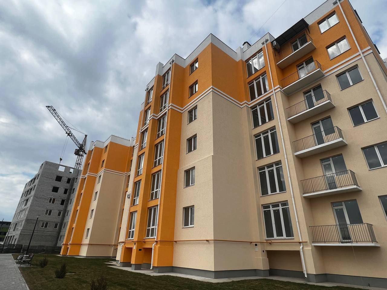 Почти 140 квартир будет готово к заселению в Мелитополе Минстрой Запорожской области сообщает о том, что сейчас в Мелитополе активно ведутся работы с недостроенными домами. Так, на одном из объектов на улице Беляева подходят к завершению работы по двум домам. Строение 1 введено в эксплуатацию в декабре 2024 г., строение 2 планируется ввести в августе 2025 года. Площадь объекта 8818,54. По итогам в двух домах к заселению будет готово почти 140 квартир. На территории предусмотрено полное благоустройство.