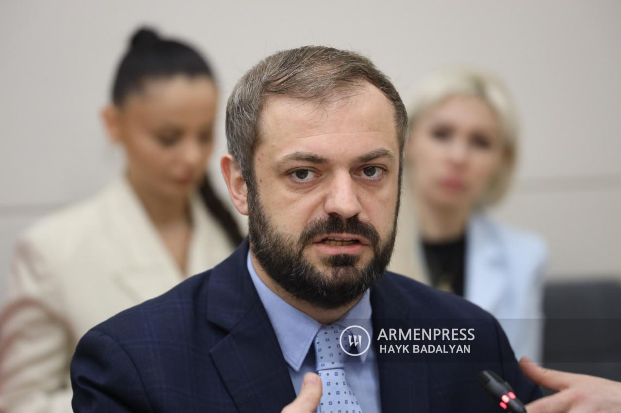 За несколько дней конфликта между Израилем и Ираном некоторые армянские бизнесмены уже столкнулись с рядом проблем. Об этом в Национальном Собрании заявил министр экономики РА Геворг Папоян, отвечая на вопрос депутата Сергея Багратяна о влиянии продолжающегося конфликта между Ираном и Израилем на экономику Армении в настоящее время. «Есть ряд грузов, которые в настоящее время стоят в порту Бендер-Аббас, они еще не ушли, ряд грузов стоят на рейде. И у нас, естественно, есть проблемы с экспортом, а также у тех импортеров, которые импортируют из Ирана и других стран через территорию Ирана, в настоящее время есть много проблем», — подробно рассказал Папоян. По словам Папояна, эти вопросы во многом находятся под контролем Армении, и он выразил надежду, что конфликт между Ираном и Израилем закончится, и армянские предприятия смогут продолжить свободную торговлю через дружественный Иран, как это уже случалось в прошлом.