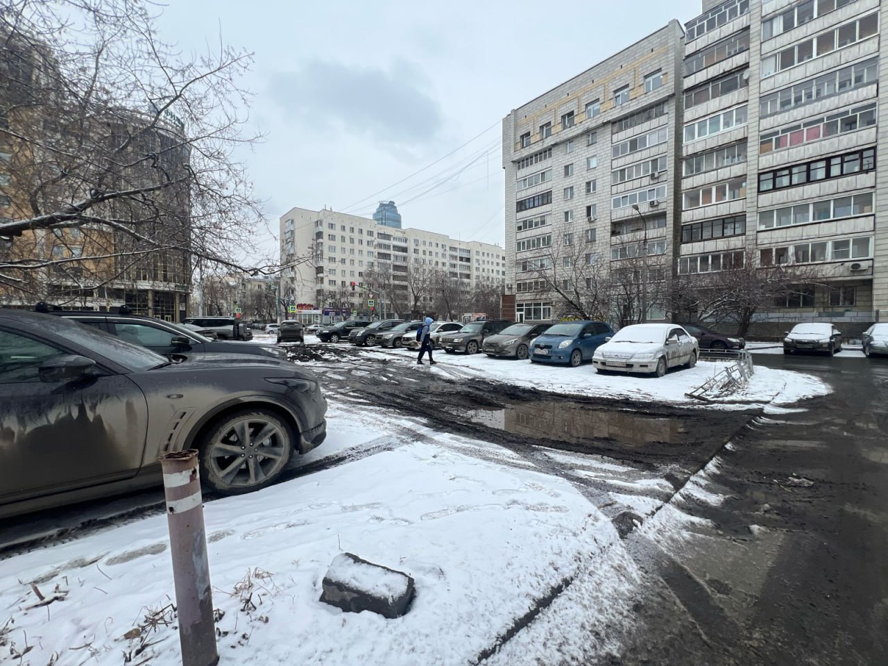 Теперь понятно, откуда грязь в Екатеринбурге.   Автомобилисты захватили большой газон рядом с дачей Малахова в самом центе города. Если зимой они оставляли свои автомобили просто на снегу, то с приходом плюсовых температур пошла грязь. Ее-то автомобилисты развозят потом по всему городу. Но больше всего «этой жижи» растекается по центру и по ближайшим ухоженным территориям.   Парковка на газоне стихийно организовалась этой зимой. Говорят, что трактор, который чистил снег, мог случайно повредить забор  ну либо кто-то намеренно его снес . Долго не думая, владельцы авто стали парковать авто на этом месте. Как говорят местные неравнодушные жители, днем этот газон захватывают сотрудники местных офисов по Луначарского, у которых нет своей собственной парковки. Также тут оставляют свои авто те, кто приехал заниматься в хоккейный центр в парке Энгельса  рядом стройка, и парковочное пространство сократилось .  А вообще, этот газон, одно из редких зеленых мест в центре Екатеринбурге. Летом тут проводят пленэры учащиеся Дягилевского лицея. Кроме того, тут постоянно проводят субботники местные жители и не только, чтобы поддерживать этот газон в «зеленом» состоянии. В настоящий момент неравнодушные соседи этой стихийной парковки собираются на свои деньги восстановить забор, чтобы хоть как-то остановить стихийную парковку и бесконечный поток грязи.   Арендатором этого земельного участка, где расположена незаконная парковка, является ООО «СЗ «Природа-Девелопмент» Екатеринбург». Ранее они назывались «Юридическая Компания Барристер», но переименовались. Компания пыталась добиться разрешения на вырубку деревьев в сквере у дачи Малахова на Луначарского\Энгельса и построить там высотку. По идее, этот арендатор должен следить за состоянием и газона тоже.      Миллионеров