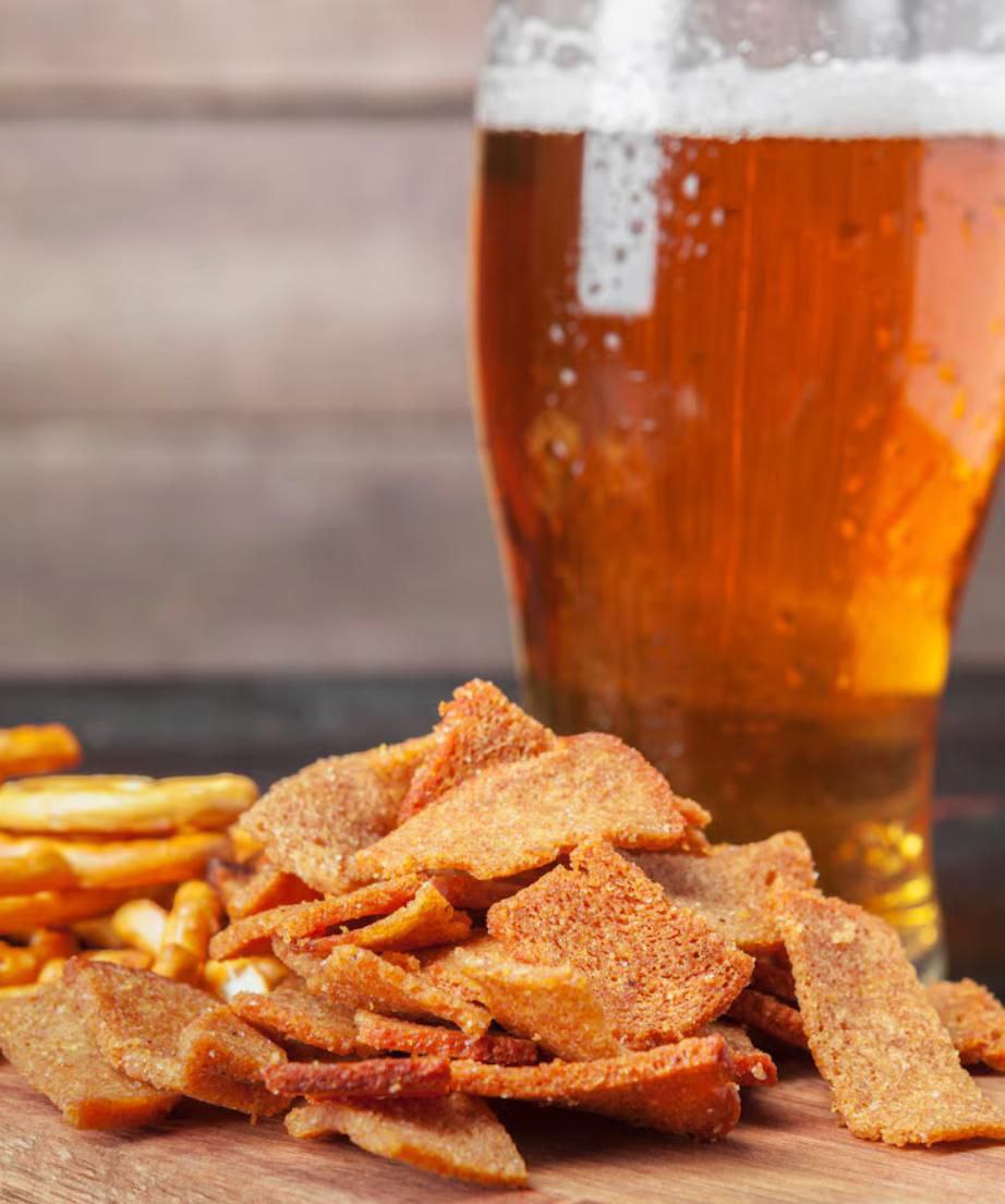 Россияне стали реже закусывать пиво сушёным кальмаром и сухариками Исследование показало что из всех популярных закусок они стали единственными чьи продажи в январе октябре просели по сравнению с прошлым годом Спрос на сушёного кальмара снизился на 22 хотя средняя цена выросла на 4 и составила 209 рублей Гренки и сухарики подорожали до 72 и 64 рублей соответственно на 14 и 6 выше показателей прошлого года Спрос на гренки увеличился на 15 а на сухарики напротив снизился на 8 НОВОСТИ и ТОЧКА Подписаться