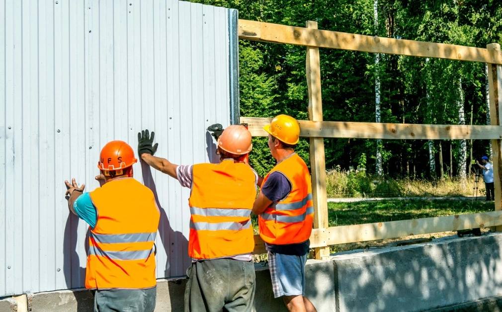 Приток легальных мигрантов в Башкирию увеличился на 15 В Башкирии за девять месяцев на миграционный учет поставили 141 тыс иностранных граждан и лиц без гражданства Это на 18 тыс человек или 14 6 больше чем за аналогичный период 2024 года 123 тыс человек сообщил премьер министр правительства республики Андрей Назаров Вопросы совершенствования миграционной политики рассмотрели на заседании Кабмина 15 октября Всего за прошлый год в регион легально прибыли 160 тыс иностранцев Большинство из них 62 приехали с целью заработка Сегодня рынок труда в республике как и в стране имеет признаки трудодефицитного На начало этого месяца работодатели заявляли о более 33 тыс свободных вакансий На одного незанятого гражданина в среднем приходится три вакансии Особую нехватку кадров испытывают предприятия обрабатывающих производств а также отрасль строительства Здесь на одного соискателя приходится по семь девять вакансий Сегодня миграция это не просто вопрос цифр и разрешений а мощный ресурс для развития экономики и общества заявил Назаров В январе сентябре текущего года МВД оформило 22 тыс патентов для иностранных работников Чаще всего за работой в республику приезжают граждане Узбекистана 70 всех патентов Таджикистана 20 и Азербайджана 5 сообщил вице премьер Руслан Хабибов РБК УФА
