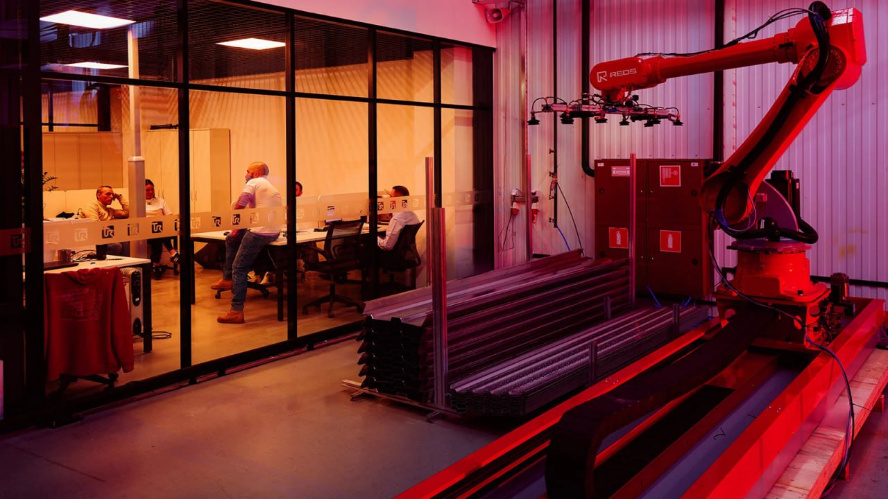 Объем российского венчурного рынка за год сократился на 10 с 8 млрд рублей в 2024 году до 7 2 млрд рублей в 2025 м следует из исследования Русского венчура и фонда Malina VC Количество сделок снизилось со 113 до 78 Крупнейшие из них достались технологическим стартапам разрабатывающим продукты для промышленности По данным аналитической компании Dsight предоставленным Forbes больше всего денег в 2025 году привлекли разработчик софта для горнодобывающей отрасли Пиклема Medical Visual Systems создающая умные операционные производитель искусственных алмазов для электроники New Diamond Technology робототехническая компания Technored и нейротехнологический стартап Neiry Российским компаниям с крупнейшими инвестраундами больше семи лет Как объясняет основатель Dsight Арсений Даббах в последние годы инвесторы концентрируют капитал в зрелых проектах и тем самым снижают риски Крупнейшие инвестиционные раунды российских компаний в 2025 году в материале Forbes Промышленные роботы Technored Фото Стаса Мартынова для Forbes Идеи для бизнеса