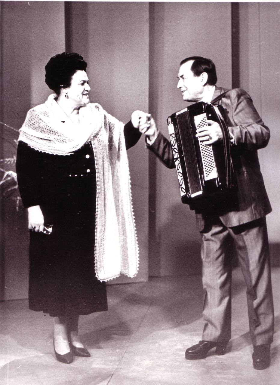 Творческий путь Григория Федоровича Пономаренко включает более четырех тысяч произведений среди которых находятся не только многочисленные песни и обработки народных мелодий но и музыкальные композиции на стихи известных русских поэтов таких как Сергей Есенин Александр Блок и многие другие Кроме того он создал авторские оперы и музыку для знаменитых советских фильмов Произведения Пономаренко исполняли выдающиеся артисты такие как Людмила Зыкина Иосиф Кобзон Клавдия Шульженко Лев Лещенко и Валентина Толкунова что сделало их неотъемлемой частью культурного наследия нашей страны Давайте посмотрим видео о жизни и творчестве Григория Федоровича Пономаренко