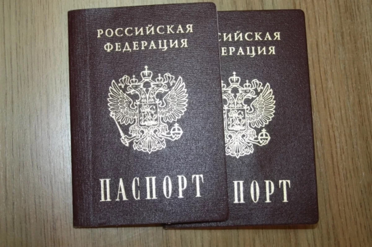 Граждане России могут не оформлять регистрацию по новому адресу при переезде в пределах региона, где они уже зарегистрированы — МВД Если гражданин, имеющий регистрацию по месту жительства в одном регионе, уезжает в другой регион более чем на 90 дней, в таком случае он должен оформить временную регистрацию по месту пребывания. Это разъясняют в главном управлении по вопросам миграции МВД. Подчеркивается, что закон не запрещает не прописываться в новой квартире, которую человек купил, но в которой не планирует проживать. Если же человек планирует жить в новом доме, то он обязан там прописаться. В управлении также сообщили, что можно не менять адрес регистрации по месту жительства в паспорте, если изменилось название улицы, нумерация дома, квартиры или произошло переименование населенного пункта. Однако при желании адрес можно актуализировать в подразделении по вопросам миграции.