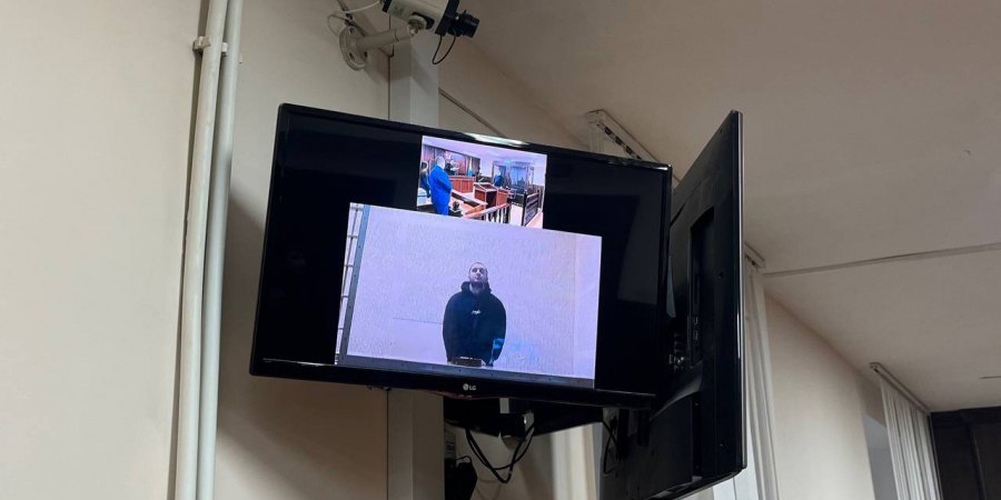 Обвиняемого в нападении на полицейского тренера ММА из Чечни оставили в СИЗО Суд Волжского района Саратова продлил по просьбе следователя арест тренера ММА Ислама Бичигова который обвиняется в нападении на сотрудников ГИБДД при исполнении Он останется в СИЗО до 26 февраля В октябре 32 летнего Ислама Бичигова остановили инспекторы за рулем дорогого спортивного автомобиля Форд Мустанг на пересечении Вольской и Дзержинского за отсутствие государственных регистрационных знаков Сотрудники полиции потребовали предъявить водительское удостоверение и документы на автомобиль На это борец нецензурно высказал угрозы применения насилия в отношении старшего инспектора ДПС Через месяц те же сотрудники остановили его во второй раз возле дома по улице Киселева Тогда Бичигов начал не только угрожать но и напал на полицейского составлявшего протокол Полицейского госпитализировали Судя по видеоролику который быстро распространился в соцсетях от спортсмена требовали передачи водительских прав для проверки однако тот их только показывал из своих рук Затем используя поток брани в своей речи он спрятал документы в сумку Водитель в частности называл полицейского чертилой и обиженным а также обещал совершить некие действия сексуального характера Задержание Ислама Бичигова производилось полицейскими при взаимодействии с коллегами из регионального УФСБ при силовой поддержке Росгвардии Ему вменили два уголовных дела по факту применения насилия в отношении представителя власти часть 1 статьи 318 УК РФ Санкции статьи предусматривают до 5 лет лишения свободы Представитель главы Чеченской Республики в регионе Асламбек Байтарбиев комментируя ситуацию осудил Бичигова и призвал правоохранительные органы объективно разобраться в произошедшем