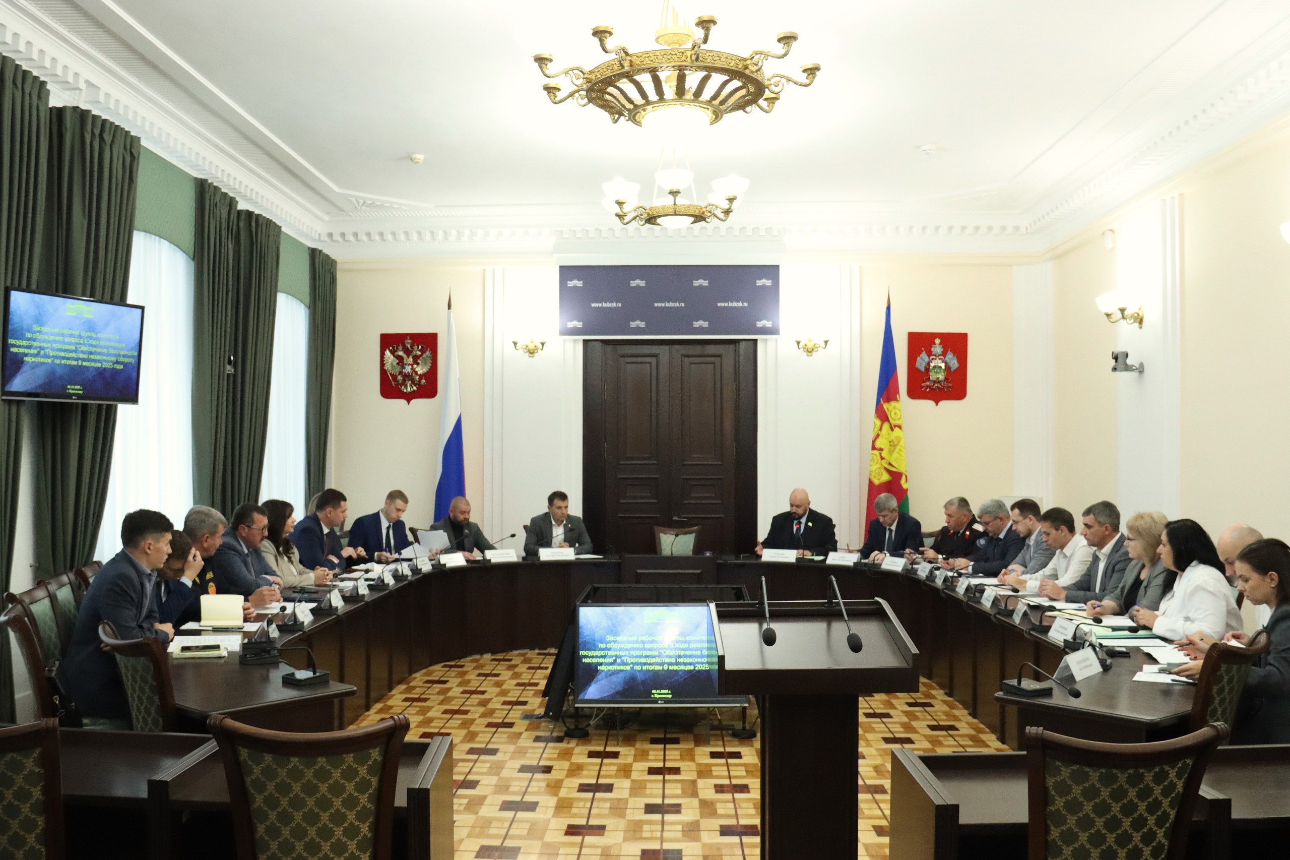 Председатель комитета ЗСК по вопросам законности правопорядка и правовой защиты граждан Андрей Горбань провел заседание рабочей группы комитетов на котором обсудили ход реализации государственных программ Обеспечение безопасности населения и Противодействие незаконному обороту наркотиков по итогам 9 месяцев 2025 года В работе приняли участие председатель комитета ЗСК по военным вопросам общественной безопасности воспитанию допризывной молодежи и делам казачества Евгений Шендрик секретарь профильного комитета ЗСК Владислав Граф Колесник представители Контрольно счетной палаты края региональных министерств образования и науки гражданской обороны и чрезвычайных ситуаций труда и социального развития департаментов по делам казачества военным вопросам и работе с допризывной молодежью строительства краевой антинаркотической комиссии подведомственных казенных учреждений В ходе обсуждения участники остановились на результатах выполнения рассматриваемых госпрограмм и вопросах требующих отдельного внимания Так общий объем финансирования на программу Обеспечение безопасности населения на отчетную дату составил порядка 7 млрд рублей В частности было отмечено что исполнителями была достигнута положительная динамика по созданию интегрированной автоматизированной системы для государственных и муниципальных органов и организаций задействованных в аппаратно программном комплексе Безопасный город На реализацию программы Противодействие незаконному обороту наркотиков в 2025 году запланировано 15 430 5 тысяч рублей из средств бюджета Краснодарского края В её рамках проводились различные мероприятия по профилактике наркомании направленные на формирование у граждан негативного отношения к потреблению наркотиков В завершение Андрей Горбань подчеркнул что реализация мероприятий госпрограмм задача государственной важности требующая неукоснительного исполнения