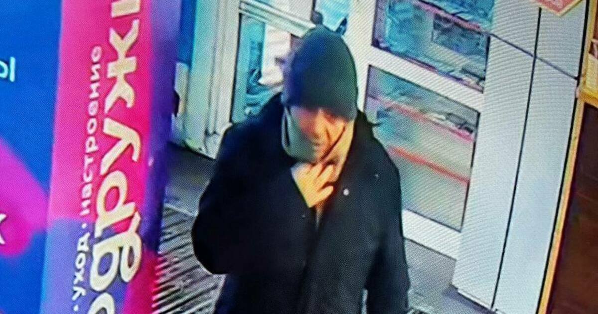 Видели на улице Невского в Калининграде продолжают искать пропавшего 76 летнего мужчину Елисина Александра Павловича ищут с 30 декабря Волонтёры ПСО Запад рассказали что мужчина живёт на ул Дзержинского 30 декабря 2025 года он не вернулся домой Пропавший страдает потерей памяти Александр и раньше уходил из дома но возвращался Спиртными напитками не злоупотребляет В день пропажи мужчина в 8 утра проводил жену на работу В 11 30 он снова пришёл к жене на работу и пробыл там до 12 часов Потом он сказал что пошёл домой Жене после этого он не звонил Когда женщина вернулась домой вечером супруга не было Предположительно мужчина может гулять у Виктории в парке Южном и на Центральном рынке Последний раз он пропадал осенью Мужчина когда то работал в воинской части в Южном парке дворником Очень похожего мужчину видели в районе 17 00 18 00 30 декабря в Калининграде на улице Невского возле Сбербанка По словам очевидцев он подходил к людям и спрашивал в Калининграде он или нет Он также говорил что в похожем доме жила его мама Потом он пошёл в сторону площади Василевского Приметы на вид 70 75 лет рост 170 см среднего телосложения волосы короткие седые одет в тёмные джинсы тёмные ботинки свитер серого цвета шапка и шарф серого цвета куртка тёмно синего цвета При себе имел пенсионное удостоверение ключи от квартиры проездной билет Волна Балтики и около 300 рублей