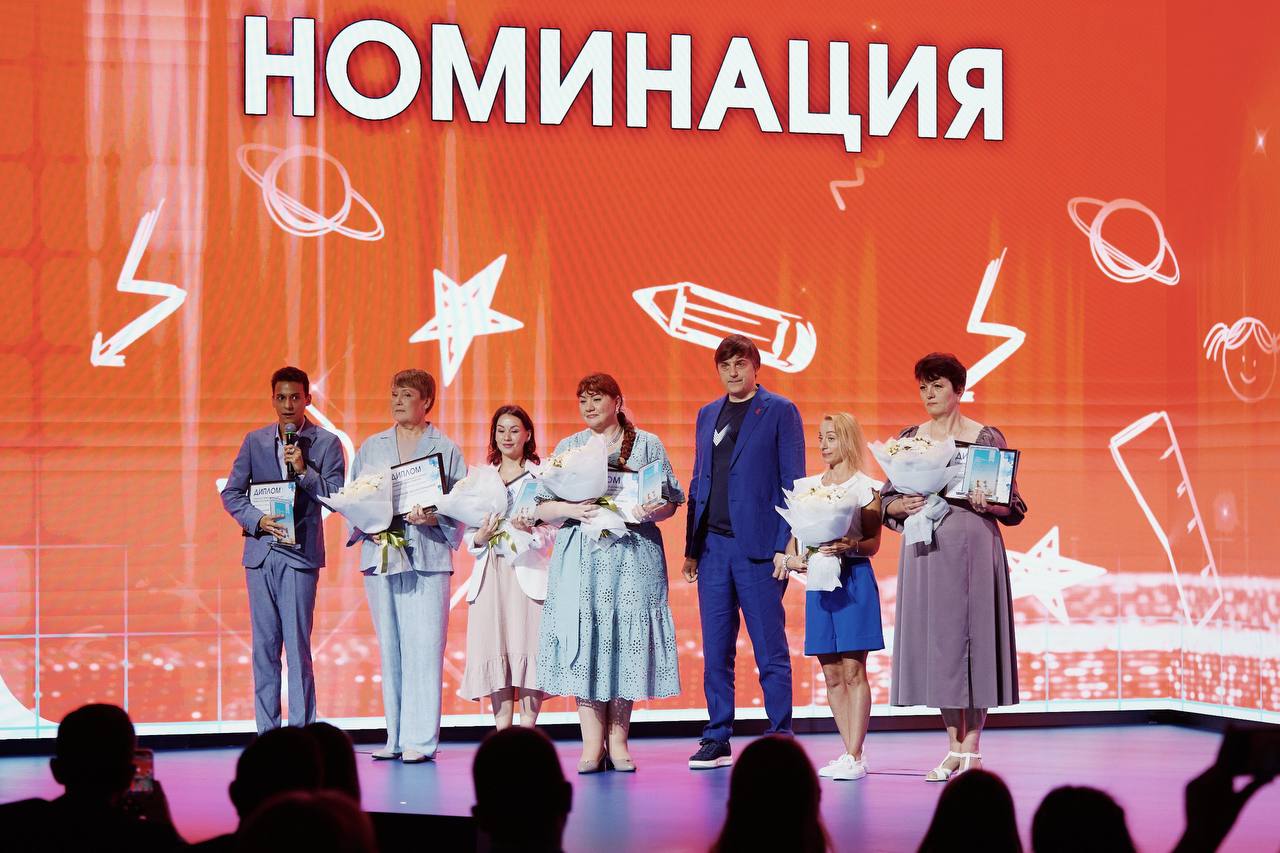 Подмосковье в лауреатах I Всероссийской премии Движения Первых «Разговоры о важном»! В течение всего года команда Первых принимала активное участие в подготовке занятий, а также выпускала веб-сериал «Разговоры о важном». В номинации «Создавая важный разговор» оценивали работу педагогов по созданию оригинальных методических разработок для проведения занятий в рамках проекта. Среди лауреатов премии педагог-психолог из Химок Юлия Оболенская. «Мы поздравляем нашего педагога Юлию Оболенскую с победой в премии «Разговоры о важном». Вместе с активистами школы она создала волонтерский отряд «Гарпия». Ребята поддерживают участников СВО, пишут письма на передовую, собирают гуманитарную помощь. Это важная часть воспитательной работы. Благодаря таким педагогам и наставникам дети с большим интересом изучают историю своей страны, знают имена героев, активно участвуют в патриотических акциях, помогают ветеранам» — отметила министр информации и молодежной политики Московской области Екатерина Швелидзе.