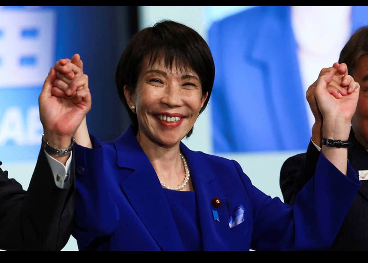 Сильная женщина под восходящим солнцем Премьер министр Японии Санаэ Такаити и её Либерально демократическая партия ЛДП одержали сенсационную победу на досрочных выборах в нижнюю палату парламента Палату представителей Согласно экзитполам ведущих СМИ ЛДП получает около 320 мест из 465 значительно превысив необходимый для большинства порог в 233 места А в коалиции с Партией инноваций Японии JIP блок может достичь и двух третей голосов необходимых для конституционных изменений Такаити ставшая первой женщиной премьером в октябре 2025 года распустила парламент 23 января чтобы закрепить свою популярность И не ошиблась в расчетах Такаити известна жёсткой позицией по отношению к Китаю в ноябре 2025 года она заявила в парламенте что силовой захват Тайваня блокада или вторжение создаст угрозу выживанию Японии оправдывая военный ответ совместно с США Это спровоцировало острый кризис с Пекином Победа укрепляет Такаити у власти усиливая альянс с США против Китая