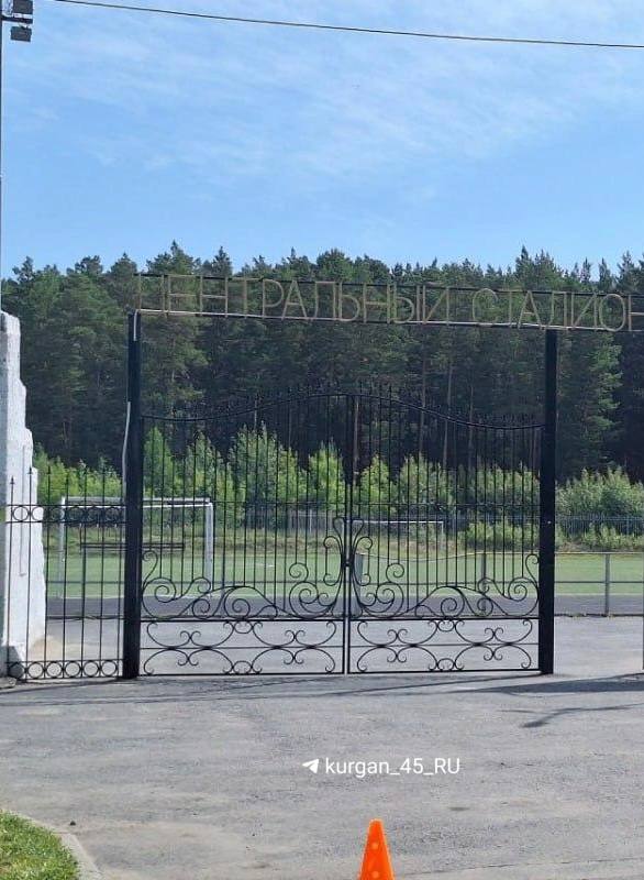 На поле в Кетово мальчику во время игры отрезало палец. Вечером 30 июня сын местной жительницы Кирилл играл с братом на стадионе и пинал детский мяч. В какой-то момент подросток вскрикнул. — Старший резко закричал, что отрезало ему палец, я подошла и увидела, что палец висит на одной коже, дальше вызвали скорую, и они его забрали. Когда ударился, поднял с поля, по его словам, что-то острое не разглядел толком, но когда увидел что палец висит напугался и откинул в сторону, — рассказала нам мама мальчика. Женщина сразу вызвала скорую, а на следующее утро мама Кирилла обратилась в полицию и планирует написать заявление в администрацию округа. В пресс-службе УМВД по Курганской области нам сообщили, что проводится проверка. Кетовский межрайонный следственный отдел организовал свою доследственную проверку.