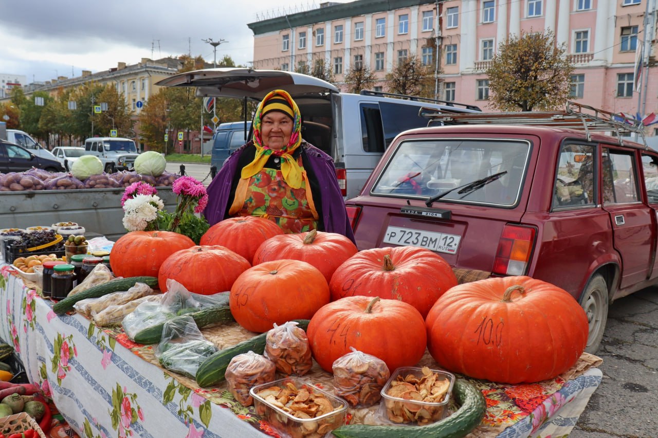 Первая сельскохозяйственная ярмарка в последнем месяце осени 2025 года пройдет в Йошкар Оле 15 ноября Мероприятие состоится на площади имени Ленина Посетители смогут приобрести свежую продукцию от местных фермеров а также дары природы из соседних регионов сообщает газета Йошкар Ола Кроме того в столице республики планируется провести ярмарки 22 и 29 ноября