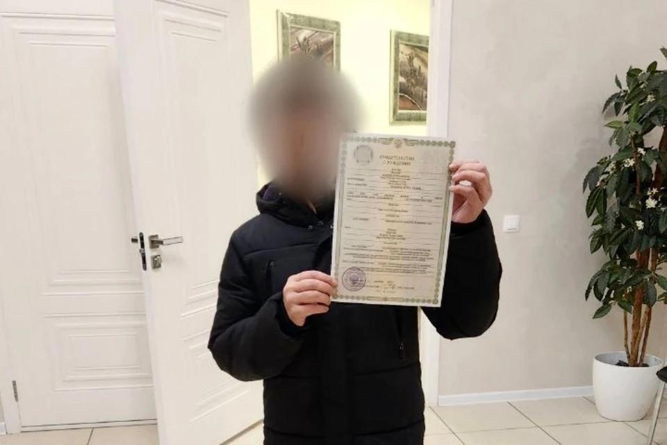 В Перми женщина прожила 55 лет без паспорта также без свидетельства о рождении Документы отсутствовали из за того что мать после рождения не обратилась в органы ЗАГС В детстве женщина воспитывалась дома детский сад также школа не посещались До совершеннолетия она жила в Казани позже переехала в Пермь при этом официальный правовой статус у нее отсутствовал Отсутствие документов не позволяло оформить трудовые отношения либо получить медицинскую помощь В процессе оформления прав ей помогли с поиском также подготовкой необходимых материалов интересы в суде представлял общественный адвокат Суд признал юридический факт рождения после чего появилась возможность получить свидетельство о рождении затем паспорт гражданина РФ Добрые новости и история Перми подписаться