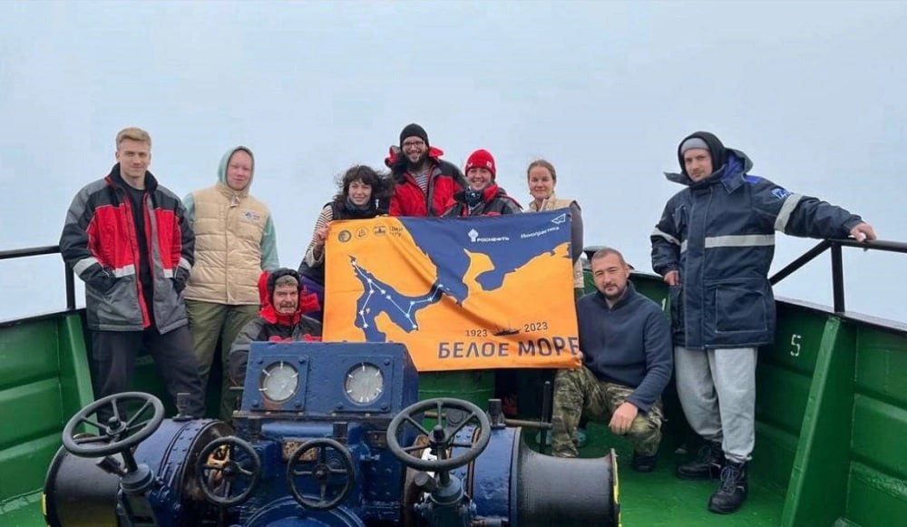 Российские учёные в рамках трёхлетнего экологического проекта Роснефти стартовавшего в 2023 году повторили маршрут экспедиций советского гидробиолога Константина Дерюгина 1922 1926 годов по Белому морю Участники обнаружили десятки новых видов беспозвоночных включая червей губок и крабов ранее неизвестных науке или для этого региона Сравнение данных показало стабильное состояние экосистемы микробное сообщество устойчиво а содержание тяжёлых металлов в тканях ниже ПДК В нём задействовали более 80 специалистов из Арктического научного центра Роснефти Иннопрактики Центра морских исследований МГУ СПбГУ Института океанологии РАН и Зоологического института РАН Работы велись на судах Картеш и Профессор Зенкевич с использованием современных методов включая генетический анализ Найденные образцы лягут в основу монографии Сто лет жизни Белого моря которая создаст базу для мониторинга Арктики и оценки антропогенного влияния Проект подчёркивает уникальную значимость Белого моря для всей Арктики