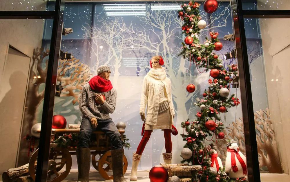 Мягкая зима жёстко обошлась с ритейлом Погодка снова не радует фешн ритейлеров и офлайн продажи зимней одежды в России продолжают снижаться с середины осени пальто потеряли 9 год к году куртки минус 8 шапки минус 5 данные Чек Индекса Правда помимо теплой погоды здесь при делах ещё всем понятная потребительская осторожность и маркетплейсы которые не ждут морозов и устраивают скидки 24 7 Хотя даже в онлайне не так все гладко например у Lamoda продажи пуховиков в ноябре декабре просели на 10 На Wildberries оборот тёплой одежды вырос на 10 но куртки и пуховики росли медленнее обычного Но рынок не паникует аналитики ждут что с наступлением холодов приближающимися праздниками и возможным ростом цен привет новый НДС с января 2026 г конец декабря ещё может приятно удивить ритейл фешн фешнритейл новостиритейла маркетплейсы retail retailnews fashion Знание сила Подписка кнопка