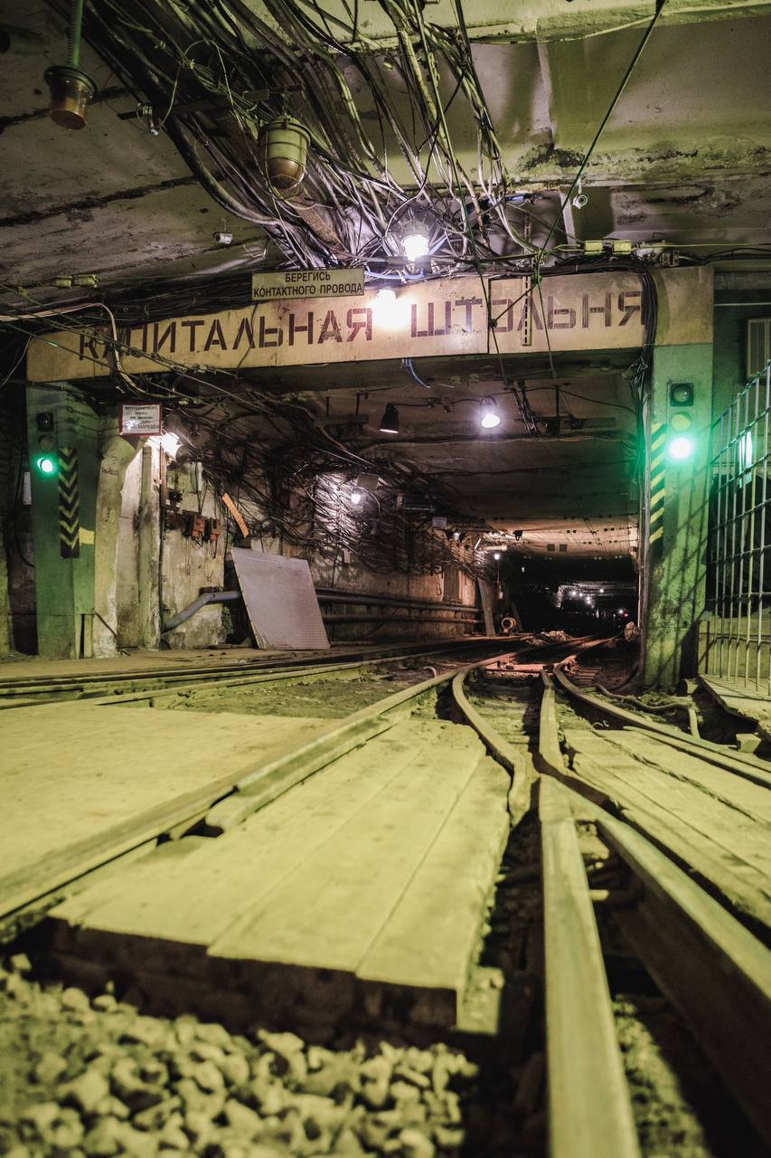 В Мурманской области на шахте снимают сериал В Мурманской области начали съемки 12 серийного мистического сериала Террикон Фильм снимается по заказу ТВ 3 Режиссер сериала Мурад Алиев ранее уже работавший для ТВ 3 над проектами Лиса и Зов русалки Главные роли в Терриконе исполнят Кирилл Гребенщиков Разящий луч Тест на беременность Валерия Федорович Лимитчицы Почка и Юлия Волкова Ира Тайга Съемки Террикона пройдут в Подмосковье Туле и Мурманской области Платон с сыном Никитой приезжает в бывший шахтерский поселок Мужчина не успевает освоиться на новом месте как его ребенок исчезает после вечеринки Платон становится очевидцем странных собраний еще не подозревая что в заброшенной шахте находится временной портал Съемки пройдут на объектах Кольской ГМК в Никеле и Заполярном шахте Каула Котсельваара и руднике Северный Глубокий Сейчас Центр кинопроизводства Мурманской области оказывает кинематографистам информационную и организационную поддержку помогает найти нужных специалистов оборудование и реквизит Большую помощь оказывают киногруппе АО Кольская ГМК и администрация Печенгского района Фото Центр кинопроизводства Мурманской области Подписаться на Афишу