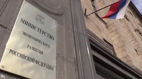Это говорит о том что организм не здоров Российская экономика во 2 м и 3 м кварталах продолжила квартальный рост сдержанными темпами считает зампред ЦБ РФ Алексей Заботкин По его словам опережающие индикаторы типа PMI в сентябре слабее предыдущих месяцев но не нужно делать вывод по таким волатильным показателям на основе данных за один только месяц   Это очень неравномерно по экономике происходит Есть отрасли которые столкнулись со значительным сокращением спроса и производственной активности переходом к неполной занятости Но есть отрасли которые и в III квартале опять покажут значительный рост и выпуска и занятости по отношению ко второму кварталу пояснил Заботкин Тем не менее согласно оценке Минэкономразвития в августе российский ВВП прибавил лишь 0 4 год к году почти втрое меньше чем во втором квартале и почти в 11 раз меньше чем в прошлом году Практически нулевые темпы роста экономики власти фиксируют второй месяц подряд в июле ВВП также прибавил лишь 0 4 накопленный же с начала года рост за месяц замедлился с 1 1 до 1 Военный бум который позволил отчитываться о его росте выше 4 два года подряд себя исчерпал bankrest