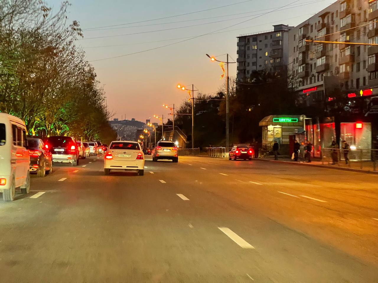 Во Владивостоке перед Второй речкой и еще в двух местах появится длинный участок с делиниаторами для борьбы с хитрыми водителями на Океанском проспекте, 165, в районе съезда с эстакады путепровода в сторону Первой Речки; на проспекте 100-летия Владивостока, 125, при движении со стороны остановки «Заря» к перекрестку с ул. Русской; на Океанском проспекте, 20, в районе перекрестка с ул. Фонтанной. Здесь, после установки техсредств по новой схеме, расположенные сейчас у пешеходного перехода делиниаторы демонтируют. Работы проведут до конца лета. Техсредства организации дорожного движения исключат возможность маневров, запрещенных знаками и разметкой, а также упорядочат движение транспорта. Остальные запланированные участки оборудуем делиниаторами в этом году при выделении бюджетных средств. Админу