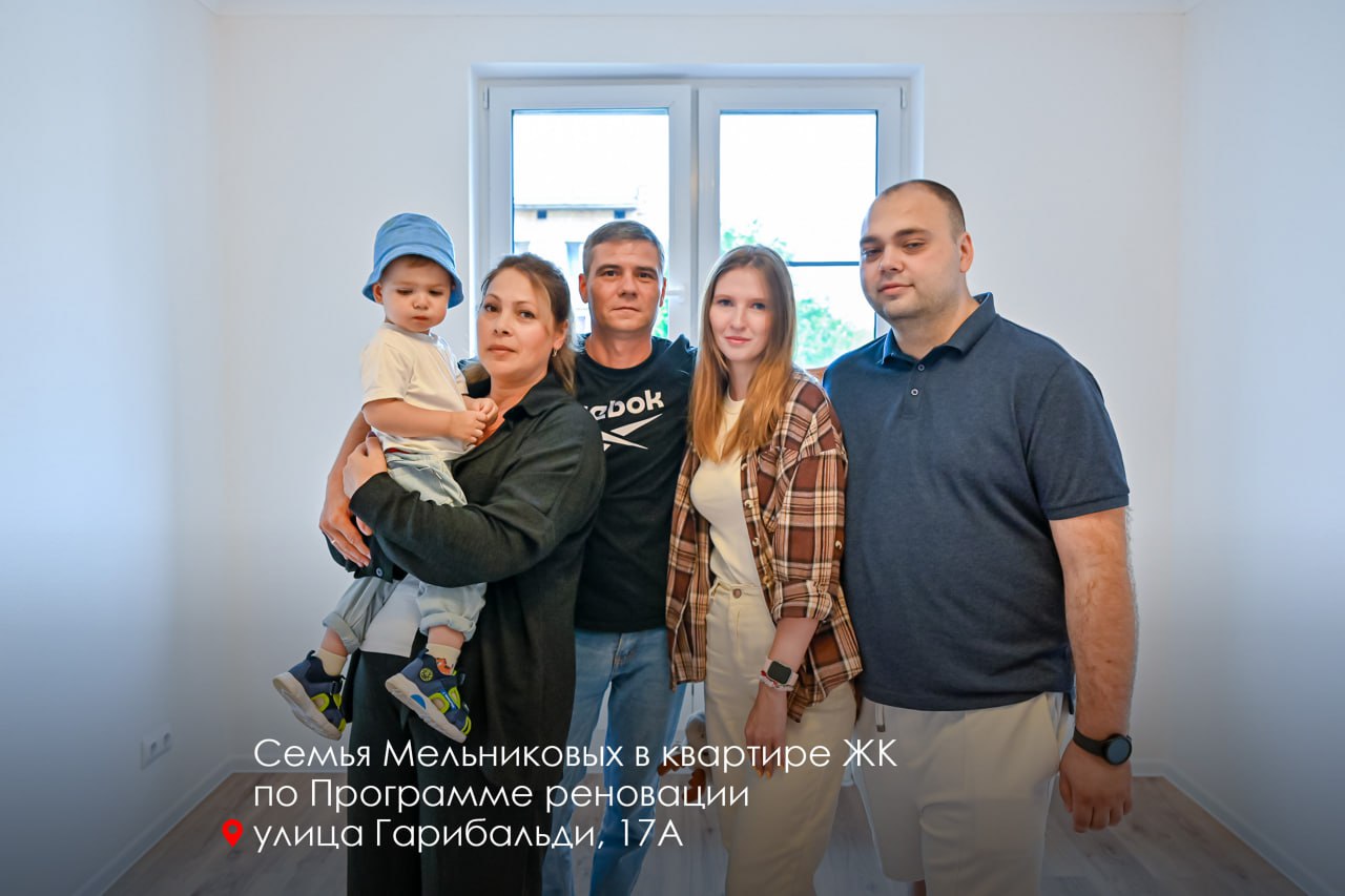 Темпы растут: летом к переселению в новые квартиры по Программе реновации одновременно приступили порядка 10 тысяч москвичей    Всего с начала реализации программы переехали или находятся в процессе переселения около 220 тысяч жителей.  Когда-то застройка Москвы пятиэтажными домами начиналась с Черёмушек. И сейчас здесь предстоит выполнить большой объём работ — расселить 119 домов. Уже введено и передано под заселение 6 новостроек, в работе находится ещё 15.    Один из жилых комплексов, переданных под заселение летом, находится на улице Гарибальди.  Он расположен недалеко от станции метро "Новые Черёмушки". Рядом Воронцовский парк, школы, детские сады, поликлиники, магазины, спортивные клубы и кафе.  Квартиры — с улучшенной отделкой. Есть оборудованные для проживания людей с инвалидностью: увеличена ширина коридоров и дверных проёмов, предусмотрены специальные поручни.  Комплекс оснащён системой контроля и учёта потребления энергоресурсов, это позволит значительно снизить затраты на эксплуатацию и размеры коммунальных платежей.   У дома обустроены детская и спортивная площадки, пространство для тихого отдыха.    Ведём в Черёмушках и большие работы по благоустройству. Сейчас в работе Профсоюзная улица. Также будут обновлены улица Академика Полякова и порядка 30 дворов.
