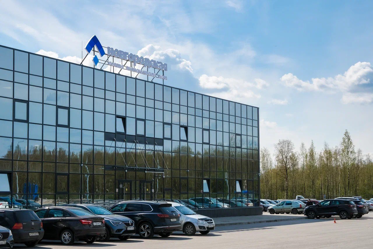 В ОЭЗ Новгородская появится новое 15 е предприятие ООО Форт Верный официально зарегистрировано в качестве резидента особой экономической зоны Новгородская В июне этого года на ПМЭФ 2025 мы подписали соглашение о намерении реализовать этот инвестиционный проект в нашем регионе Компания планирует построить завод по производству инновационных материалов металлических порошков специальных красок и их компонентов Инвестиции составят 410 млн рублей при реализации проекта будет создано 78 новых рабочих мест Подобные производства есть только на нескольких российских предприятиях но ООО Форт Верный была разработана новая технология Она позволит компании производить продукцию экологично и энергоэффективно Основными покупателями будут строительные промышленные и горнодобывающие предприятия в Новгородской области и за ее пределами Сейчас в ОЭЗ действует уже 14 резидентов создавших около 600 рабочих мест семь предприятий успешно работают