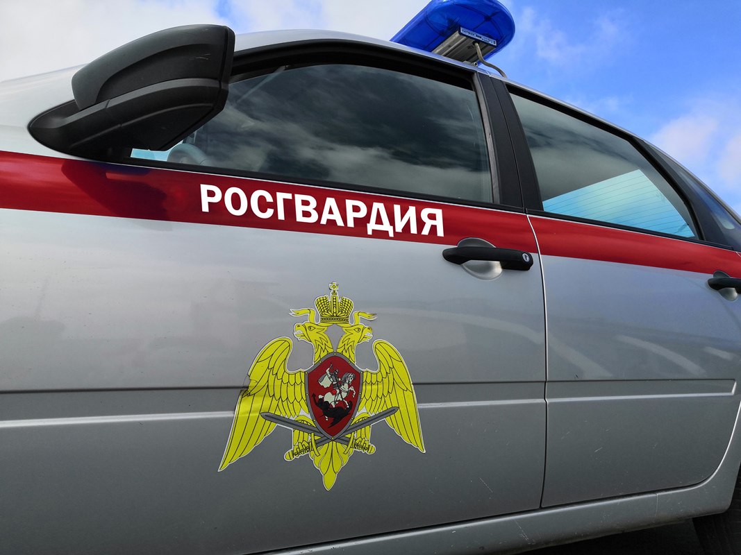В Уссурийске задержали женщину с наркотиками  Вечером на улице Ленина стражи порядка обратили внимание на прохожую. Женщина при виде патрульного наряда заметно занервничала и попыталась скрыться среди жилых домов. Росгвардейцы остановили гражданку для установления личности.   При проверке по базе данных выяснилось, что 46-летняя женщина находится в розыске по подозрению в совершении имущественного преступления. При ней обнаружили сверток с подозрительным веществом. Экспертизой установлено, что это наркотик синтетического происхождения.   За прошедшую неделю сотрудники подразделений вневедомственной охраны по Приморскому краю 338 раз выезжали на охраняемые объекты по сигналам «Тревога». Группы задержания пресекли 118 административных правонарушений, доставили 200 человек в отделы полиции — из них 52  человека по подозрению в совершении преступлений.  Пресс-служба Управления Росгвардии по Приморскому краю.