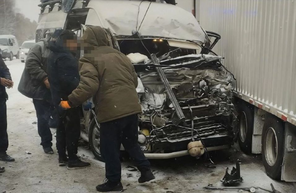 На трассе в Бурятии две фуры изуродовали микроавтобус И без того непростую ситуацию на трассе Байкал сегодня усугубило крупное ДТП Оно случилось днем на 314 м км автодороги в районе Байкальского прибоя Там столкнулись два грузовика и микроавтобус есть пострадавшие Бурятия Подробности в Номер один Сообщить нам свою новость можно по кнопке Письмо в редакцию