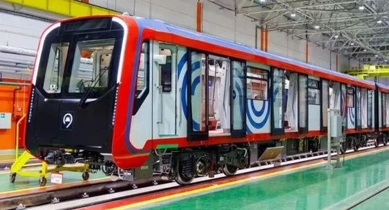 Замоскворецкая линия метро получила 96 вагонов Москва 2026 В Москве продолжается обновление подвижного состава метрополитена для Замоскворецкой линии принято еще 96 вагонов серии Москва 2026 Вагоны оснащены разъемами USB и Type C для зарядки гаджетов информационными экранами наддверной навигацией и адаптивной подсветкой Все вагоны проходят тщательную проверку перед тем как начать перевозить пассажиров Каждый поезд должен пройти не меньше 300 км без замечаний