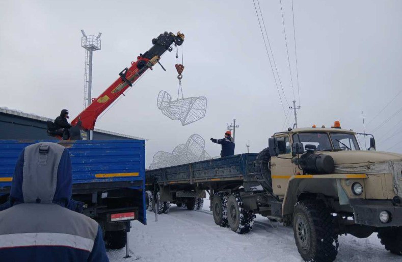 Губкинский готовится к Новому году До конца ноября планируется установить около 230 конструкций в 22 локациях В этом году новых фигур не будет основное внимание уделено расстановке имеющихся украшений В районах Молодёжный и Никольский украсят тюбинговую трассу гирляндами Также будут установлены танцующие пары маски люстры и тройка лошадей на крыше ДК Нефтяник Некоторые конструкции перемещены на проспекте Мира вместо Смешарика появятся Яблони с яблоками Вектор Губкинский Вести Ямал l MAX l ТГ l ВК l САЙТ