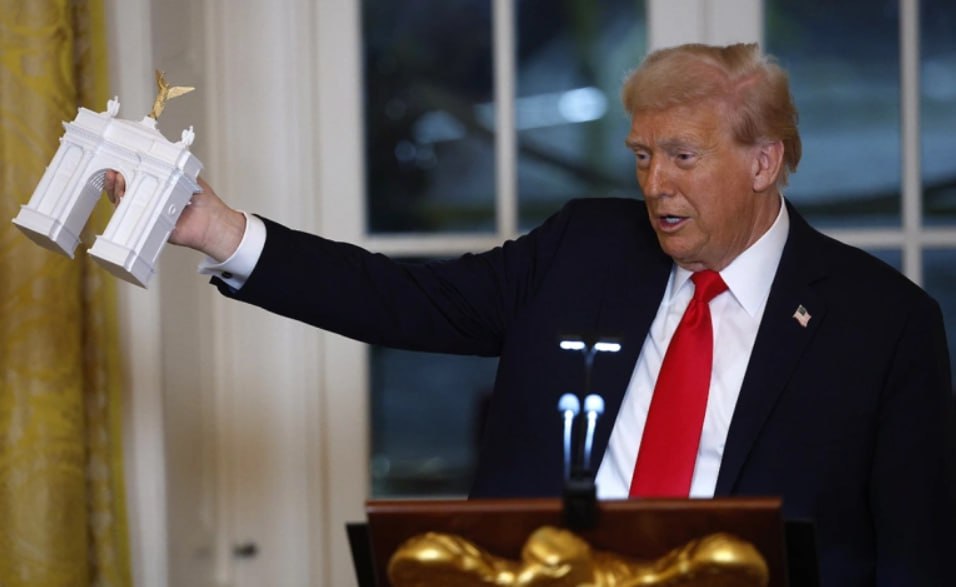 Триумфальная арка которую строят в Вашингтоне будет похожа на аналогичную арку в Париже но затмит ее заявил американский президент Дональд Трамп выступая в Белом доме трансляцию вел Fox News Мы строим арку похожую на Триумфальную арку и строим ее у Арлингтонского кладбища напротив мемориала Линкольна Можно сказать что там находятся памятники Джефферсону Вашингтону всем им потому что они все рядом И это что то особенное Она будет похожа на парижскую но честно говоря она ее затмит Проект триумфальной арки в Вашингтоне Трамп представил в середине октября На планах арка расположена в центре кольцевой развязки Memorial Circle лицом к Белому дому Проект приурочен к 250 летию независимости США в 2026 году Фото Kevin Dietsch Getty Images РБК в Telegram и MAX