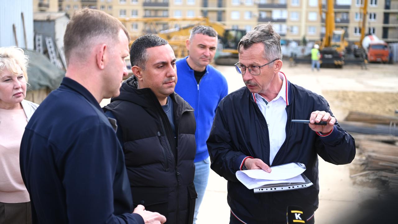Глава города Евгений Наумов проинспектировал строительство школы и двух детсадов на улице Позднякова Два дошкольных учреждения почти готовы — степень готовности около 90%. Каждый детсад рассчитан на 380 мест и включает всё необходимое: игровые комнаты, спальни, пищеблоки, медкабинеты, спортивные и актовые залы. Глава города Евгений Наумов предложил оформить фасады в разных цветах, чтобы садики были яркими и запоминающимися. Параллельно возводится школа на 1550 учеников. В ней будет 62 класса, два спортзала, два актовых зала и просторные столовые. Пока здание готово на 40%, работы активно продолжаются. #неделямэра Телеканал «Краснодар»