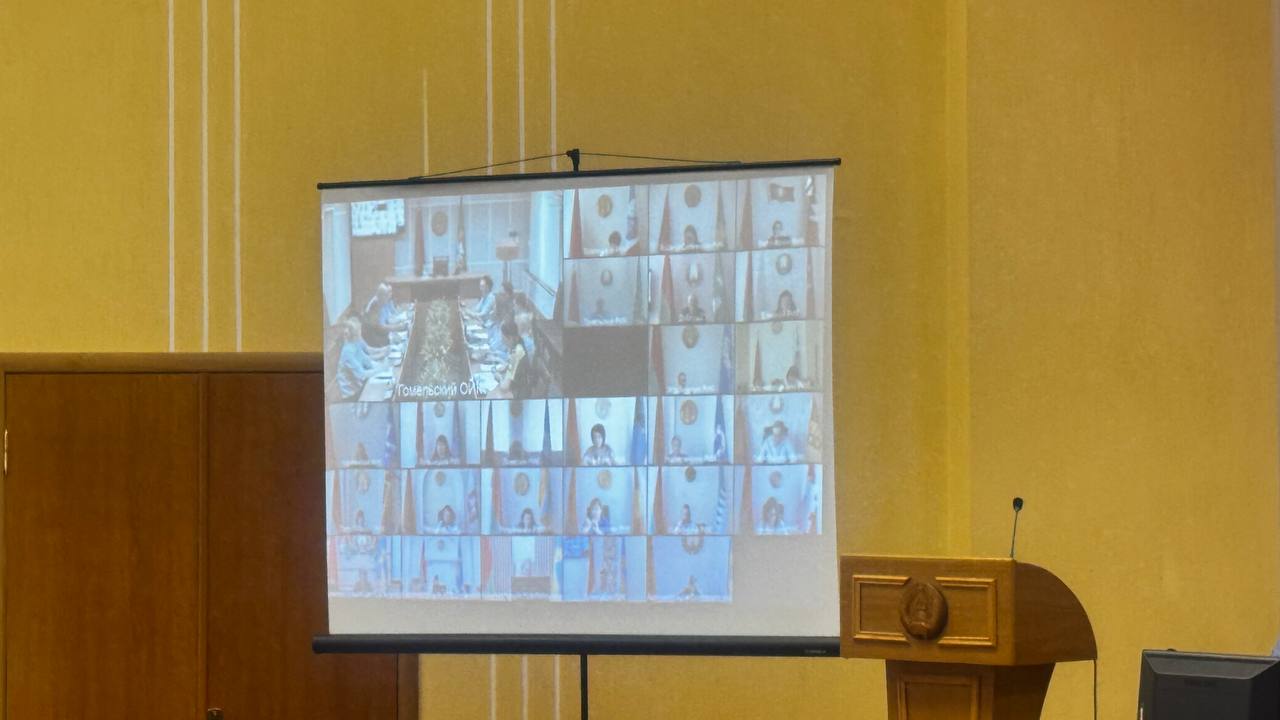 В Калинковичах, в рамках проходящей онлайн пресс-конференции в райисполкоме, ключевыми темами стали вопросы безопасности детей на дорогах и изменения в ПДД. Особое внимание уделено профилактике травматизма и смертности среди несовершеннолетних участников дорожного движения. С 1 сентября в Беларуси вступают в силу обновленные правила дорожного движения. На пресс-конференции подробно обсуждаются нововведения и их влияние на безопасность дорожного движения. Целью изменений является снижение аварийности и повышение культуры вождения.