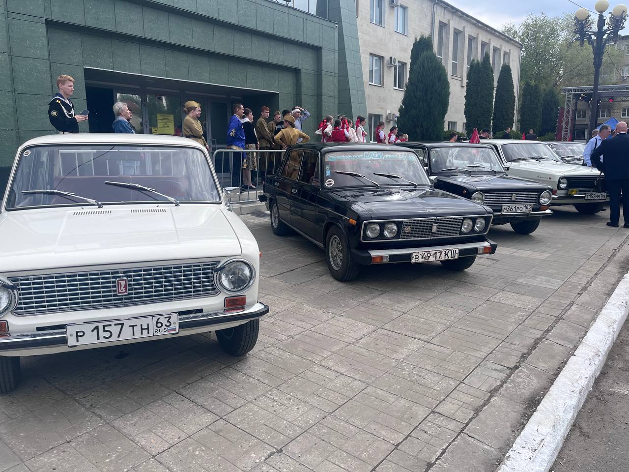 В Тольятти начинается праздник «Одна Россия! Одна Победа!», посвященный 80-летию Победы в Великой Отечественной войне Мероприятие проходит на площади Искусств около Тольяттинской филармонии. Прозвучат официальные поздравления, выступят творческие коллективы Тольятти. В программе праздника была посадка деревьев в знак памяти о бессмертном подвиге нашего народа и героях войны. Поучаствали в посадке и мэр города Илья Сухих, и руководство градообразующих предприятий. Кроме того, работает полевая кухня, а всем участникам мероприятия раздадут праздничные атрибуты георгиевские ленточки, памятные значки . ГТРК «Самара»