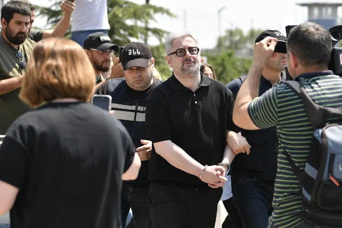 Суд в Грузии вынес решение об аресте оппозиционера Гварамия. Решением Тбилисского городского суда лидеру оппозиционного объединения «Коалиция за перемены» Никанору Гварамия изменена мера пресечения с уплаты залога на предварительное тюремное заключение, передаёт «Интерфакс». Как сообщил на заседании судья Джвебе Начкебия, Гварамия отказался от выплаты ранее установленного ему залога, поэтому принято решение взять его под стражу. По словам судьи, политик отказался сотрудничать с временной парламентской комиссией по расследованию деятельности режима Саакашвили, и ему предъявлено обвинение по соответствующей статье УК. Между тем бывший соратник экс-президента Грузии Михаила Саакашвили не присутствовал на процессе в пятницу и заявил журналистам, что сам явится в тюрьму, после того как попрощается с родными. В итоге так и произошло — наручники на оппозиционера надели у Руставской тюрьмы, куда Гварамия сам пришёл после объявления решения суда. Гварамия, как и ранее задержанные в мае-июне лидеры оппозиции Ираклий Окруашвили, Зураб Джапаридзе и Никанор Мелия, не раз заявлял журналистам, что не признает действующие власти и не признаёт полномочия временной парламентской следственной комиссии. «Дежурный по СНГ» пишет, что последнее время в Грузии оппозиция использует судебные приговоры своим сторонникам как один из множества поводов для организации протестов. Так, один из протестов вспыхнул накануне из-за суда над активистом Мате Девидзе — он получил 4,5 года тюрьмы. Между тем власти заявляют, что группа из 400 оппозиционеров не должна создавать проблемы четырёхмиллионному населению страны.