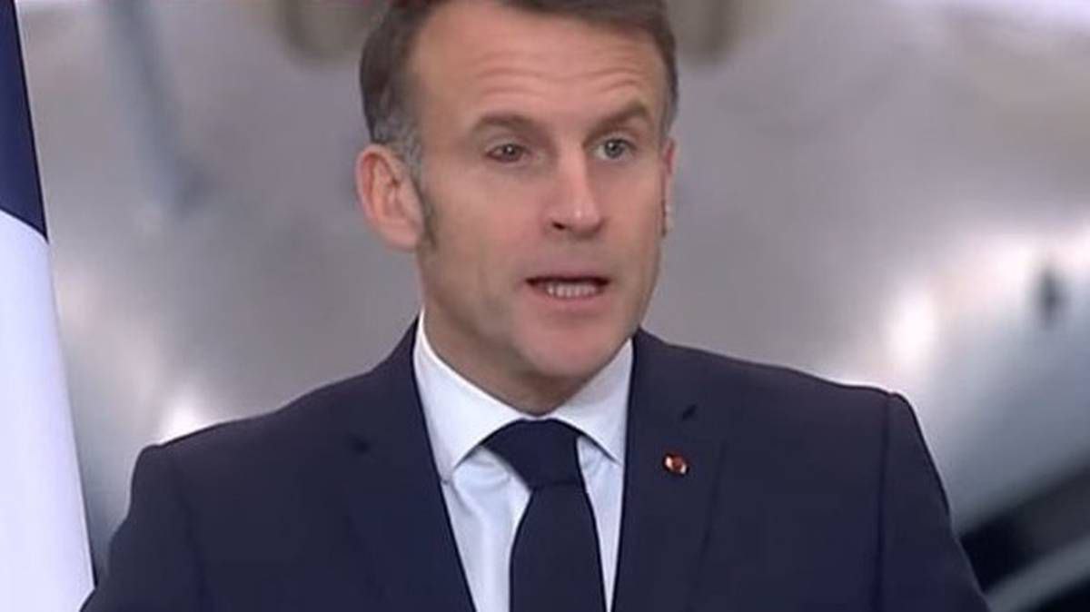 Президент Франции вышел на выступление перед военными во французском городе Истр с поврежденным глазом В соцсетях уже шутят что он вновь стал жертвой домашнего насилия Эх Брижит rusputnikmd 2