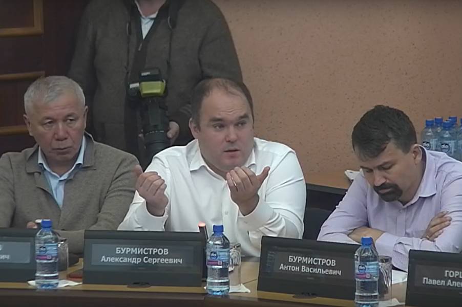 В Новосибирске выявили фокусы с инициативами правообладателей в проектах КРТ Системный сбой в программе комплексного развития территории выявили новосибирские депутаты. Этот вопрос обсуждался на майской сессии горсовета. В качестве примера рассматривался проект КРТ по строительству высотки по улице Титова рядом с 34-й больницей. Антон Тыртышный депутат напомнил, что по действующему соглашению инвестор мог строить на площадке двухэтажного административное здание ― сейчас на его месте появится высотка. Депутат Александр Бурмистров также заявил, что не понимает, почему одним застройщикам муниципалитет дает возможность в разы увеличивать объемы площадей, которые он «садит на участок», а другому — нет. Подробнее читайте по ссылке INFOPRO54 Иллюстрация— скрин с трансляции эфира сессии горсовета Новосибирска.