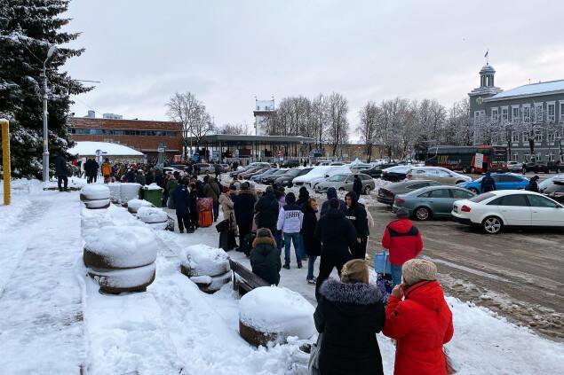 Таможня назвала масштаб очередей на границе Эстонии в Псковской области  Число желающих попасть в Россию через погранпереходы в Псковской области на границе с Эстонией резко выросло. Как сообщает Псковская таможня, на пункте пропуска Шумилкино  Лухамаа с эстонской стороны  23 декабря на въезд в РФ было оформлено 463 человека, за предыдущие сутки — 783 физических лица.  Через погранпереход Куничина Гора  Койдула  23 декабря в Россию въехали 658 граждан, а 22 декабря — 899 человек.  Псковская таможня работает в штатном режиме. Очереди возникают на эстонской стороне из-за усиленного и длительного контроля людей и багажа эстонскими таможенниками.  Фото: соцсети