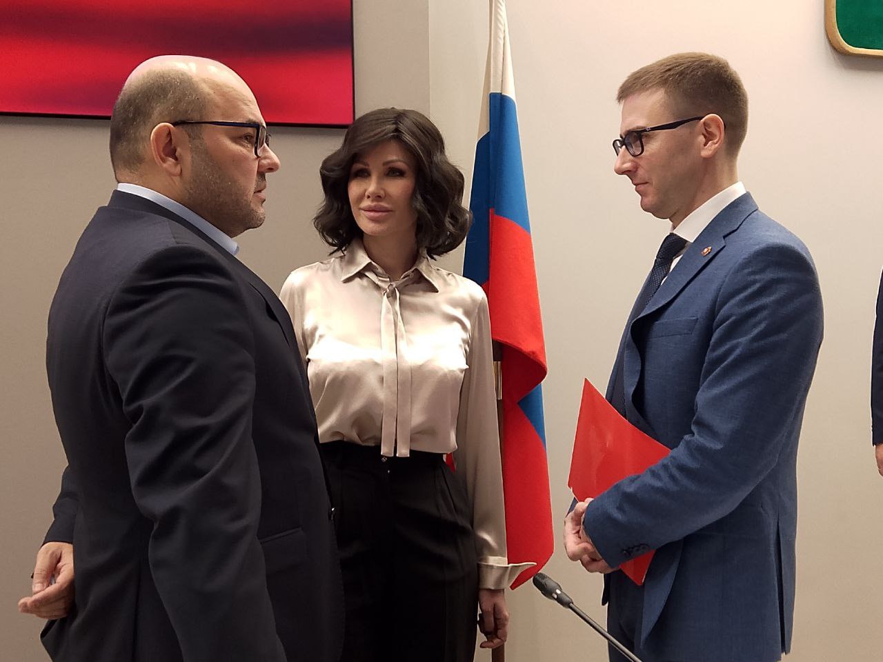 Челябинцы недоумевают от очередного вброса в адрес супруги губернатора Текслера. «Сейчас в соцсетях разгоняется информация, что Ирина Текслер вошла в состав Общественной палаты региона. Между тем, она по-прежнему остается зампредом городской общественной палаты Челябинска. В чем цель вброса – совершенно непонятно», - сообщают источники «ПиГ».  Главный политический канал Урала