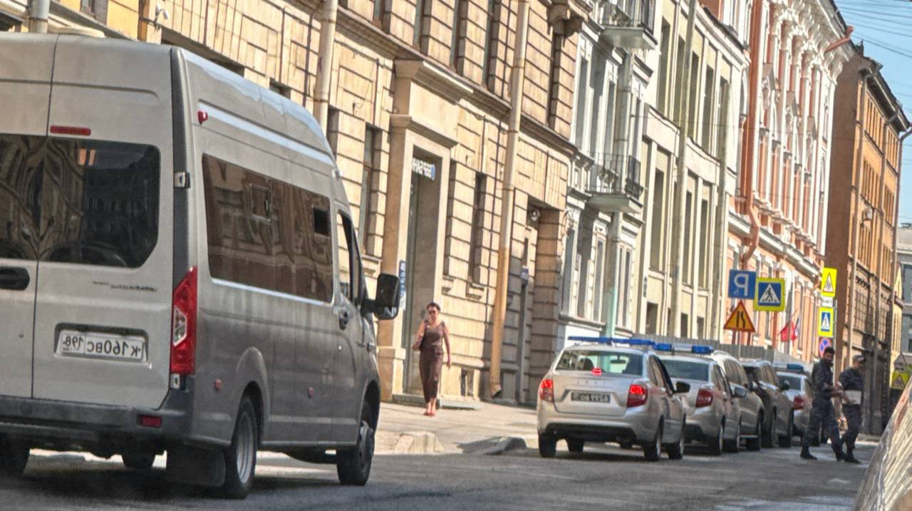 В Петербурге силовики пришли с обыском в ББР Банк С утра сотрудники Следственного комитета при поддержке бойцов Росгвардии проводят оперативные действия в офисе ББР Банка на улице Харьковской, 3. По информации источников, идет изъятие документов и допрос сотрудников. ББР Банк был зарегистрирован в 1994 году, головной офис находится в Москве, но в Петербурге у него работает несколько отделений, включая отделение на Невском проспекте. Согласно открытым данным, по итогам прошлого года чистая прибыль банка превысила 10 млрд рублей. Причины обыска официально пока не раскрываются. Ранее ББР Банк фигурировал в нескольких разбирательствах, связанных с выводом активов и корпоративными конфликтами, однако на данный момент никаких обвинений не предъявлено. Подписаться Прислать новость