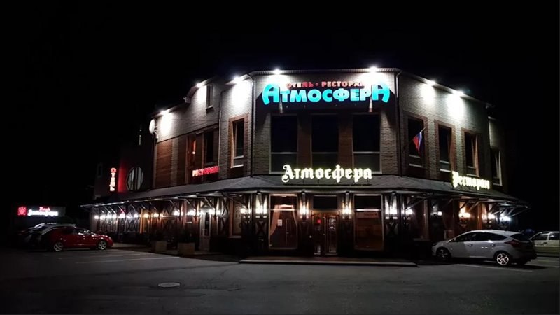 В Новочеркасске свадебных дебоширов пришлось успокаивать полицейским. Свадебное торжество, которое проходило в ресторане «Атмосфера» на улице Ященко в Новочеркасске закончилось дракой и вызовом полиции. Один из гостей, чрезмерно злоупотребив спиртными напитками, сначала ударил ребенка у входа в ресторан, и после этого устроил драку с другими гостями мероприятия. Очень быстро конфликт перерос в массовую драку. Только после прибытия на свадебный банкет полицейских, удалось их силами остановить драку. Один из участников конфликта был госпитализирован. Зачинщика драки полицейские увезли в ближайшее отделение. При этом никто заявлений в полицию не подавал.