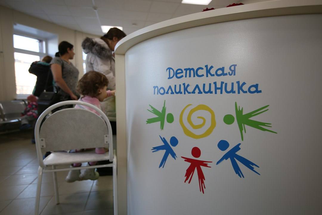 Андрей Чибис Из бюджета Мурманской области выделили 1 3 млрд рублей на оплату лечения детей пенсионеров и тех кто особенно нуждается в поддержке Я подписал постановление о выделении из бюджета 1 3 млрд рублей на оплату оказания медицинской помощи неработающим северянам детям и старшему поколению кто особенно нуждается в поддержке Эти деньги поддержат систему здравоохранения отметил Андрей Чибис в рамках сегодняшней встречи с медицинскими работниками Средства будут направлены на своевременное финансирование системы здравоохранения и обеспечения граждан проживающих в Мурманской области медицинской помощью за счет средств ОМС Это необходимо чтобы все северяне могли вовремя получать медицинскую помощь независимо от возраста статуса и места проживания