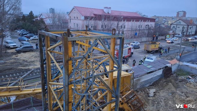 В Дзержинском районе Волгограда у новостройки комфорт класса Маяк на Двинской рухнул башенный кран Два человека оказались в больнице металлические конструкции раздавили несколько автомобилей Побывали на месте происшествия и собрали все что известно об инциденте Читайте новости Волгограда в МАХ