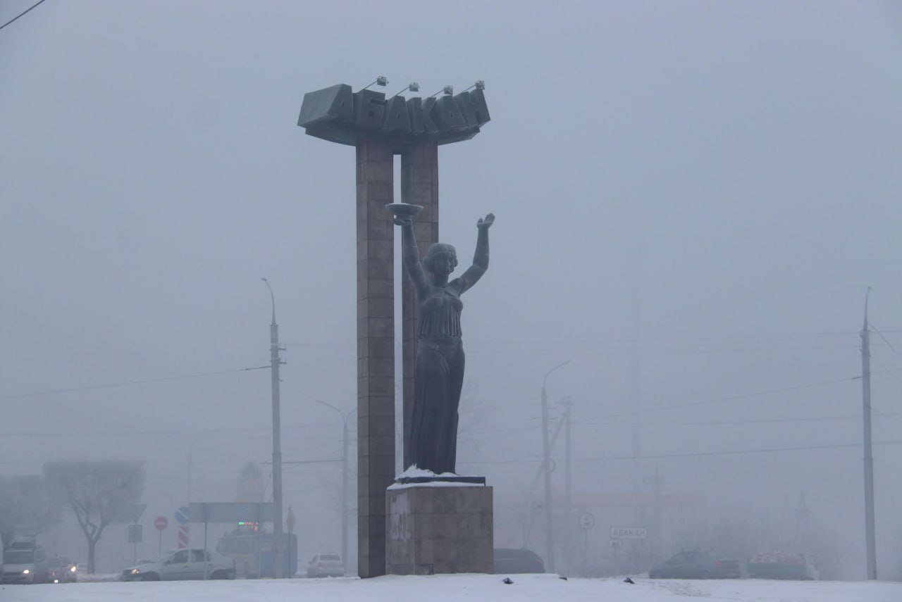 В Абакане продолжается прием заявок на установку твердотопливных котлов  Мэрия Абакана напоминает, что до 31 января продолжается прием предварительных заявок на установку автоматизированных твердотопливных котлов в частных домах города. Чтобы подать заявку на замену котла, необходимо воспользоваться Яндекс.Формой по следующей ссылке:   В рамках федерального проекта «Чистый воздух» нацпроекта «Экология» в 2025 году в Абакане планируется установить 248 котлов, финансируемых из федерального бюджета.  Важно отметить, что в программу не будут включены дома, которые входят в план комплексного развития территорий Абакана на ближайшие пять лет, а также те, которые подключены к централизованному теплоснабжению, участвуют в пилотном проекте по переводу с печного отопления на электрическое или находятся на территории дачных и садовых обществ.  Минимальная отапливаемая площадь для участия в программе должна составлять не менее 80 квадратных метров. Заявки принимаются исключительно от жителей Абакана.    Вести. Хакасия   Подписаться