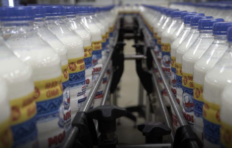 По итогам 2025 года остатки нереализованного сырого молока в сельхозорганизациях России достигли 73 5 тыс тонн что на 9 больше чем годом ранее и эквивалентно примерно 73 5 млн литровых пакетов Перепроизводство на фоне стагнации спроса и роста импорта из Белоруссии привело к затовариванию складов При этом закупочные цены для фермеров рухнули например в Свердловской области на 25 до 20 рублей за литр но розничные цены напротив выросли