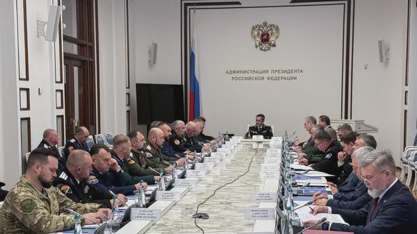 Казаки в России укрепляют тыл и готовят смену В Москве прошло заседание совета атаманов Всероссийского казачьего общества Повестка дня была насыщенной и касалась ключевых вопросов влияющих на жизнь и деятельность современного казачества Министерство юстиции РФ в лице заместителя министра Али Алханова подтвердило активное взаимодействие с казачьими организациями отметив успешное завершение процесса приведения уставов в соответствие с законом Сегодня уже зарегистрировано 2063 казачьих общества Мы в MAX