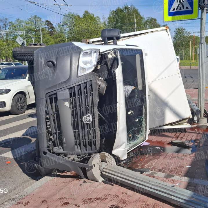 Пивозавр угнал грузовик, доверху загруженный пивом. Пока ехал, успел осушить пару бутылок, но далеко всё-таки отъехать не удалось — на повороте с Пискарёвского проспекта любитель пенного влетел в столб. Эй, Питер!