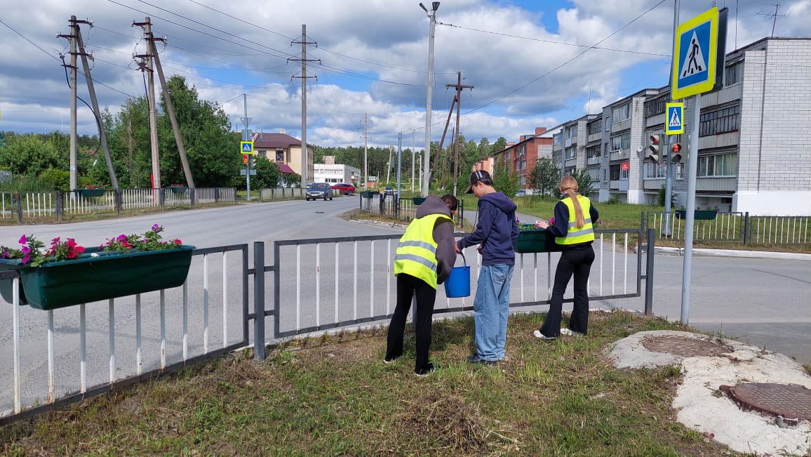 Трудовой отряд главы активно продолжает свою деятельность Ребята очистили от мусора пляж и лыжную трассу, собрав 2 мешка мусора. Кроме того, помыли цветники возле магазина «Монетка» ул. Юбилейная, 7 , у светофора на перекрестке по ул. Турбинной и около администрации. Перед началом рабочей смены в Центре молодежи для отряда прошла деловая профориентационная игра «Угадай профессию», направленная на знакомство с основными терминами и классификациями профессий. Провел игру Асбестовский центр занятости населения. #Рефтинский #отрядглавы #Профориентация #Центрзанятостинаселения