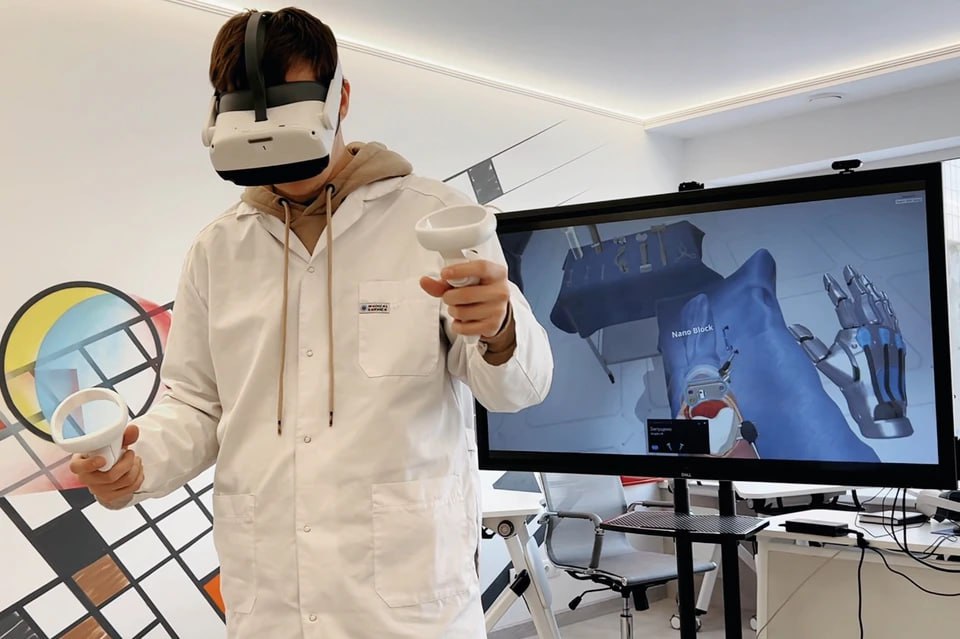 Челябинский врач создал VR тренажер для отработки лечения переломов Ассистент кафедры травматологии и ортопедии Южно Уральского государственного медицинского университета Артур Шамселов разработал тренажер Виртуальный травмпункт Когда студент надевает на себя VR шлем он попадает в виртуальный кабинет травмпункта Ему сообщают что на прием пришел пациент и описывают его жалобы Мы создали сценарий для перелома лучезапястного сустава очень частого и как правило требующего амбулаторного лечения а также для плечевой кости Постепенно студент переходит к обследованию пациента где ему необходимо прощупать то есть навести манипуляторы в область поврежденной конечности приводит слова Артура Шамселова КП Челябинск После этого игроку необходимо направить пациента на рентген и изучить снимки конечностей Далее студент приступает к лечению перелома Финальным заданием является наложение гипса Подписаться на канал ЕАН Челябинск