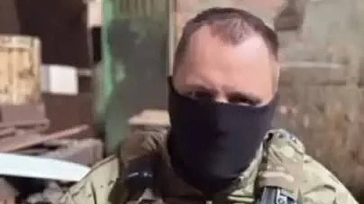 Подполковник Константин Фролов позывной Палач признал вину в особо крупном мошенничестве. Вместе с экс-командиром 83-й отдельной гвардейской десантно-штурмовой бригады полковником Артемом Городиловым офицер является фигурантом расследования махинаций с оформлением ранений, позволявших получать многомиллионные выплаты и освобождаться от службы в зоне СВО. Константин Фролов заключил с прокуратурой досудебное соглашение о сотрудничестве и рассказал подробности схемы для оформления военнослужащим ранений и контузий за каждое до недавнего времени выплачивалось по 3 млн руб. , но и дал показания против Артема Городилова. После ареста подполковника Фролова в соцсетях развернулась целая кампания в его поддержку, в ходе которой фигуранту присваивались различные титулы. Якобы Фролов награжден двумя медалями «За отвагу» и четырьмя орденами Мужества, спас группу военнослужащих и был ранен семь раз и дважды тяжело. На официальном же сайте Минобороны указано, что подполковник Фролов, являясь преподавателем Военно-космической академии имени А. Ф. Можайского, в 2022–2023 годах собирал, отправлял и сопровождал гуманитарные грузы от нее детям Донбасса и участникам СВО. Также адвокаты Фролова в суде не ссылались на подвиги и награды. А в решении апелляции указано, что сведений о том, что по состоянию здоровья он не может содержаться под стражей, в деле нет.