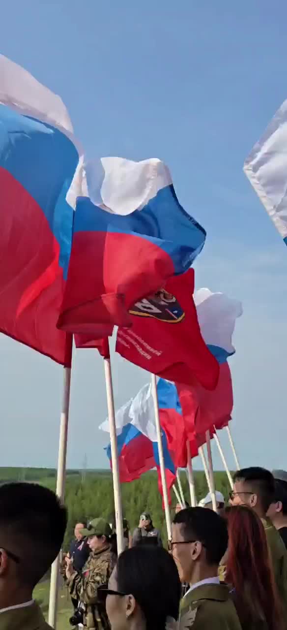 Подготовка к празднованию Дня России: обновление флагов в Новотроицком и Элисте