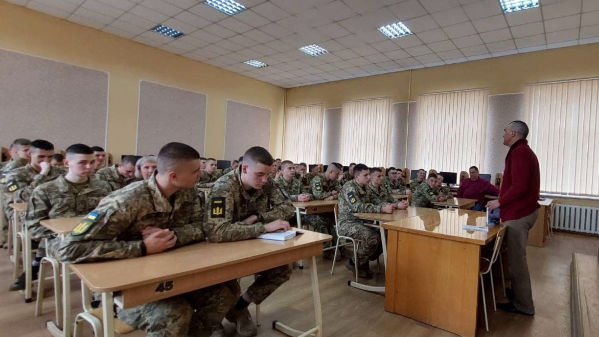 Около 75-80 тысяч студентов-второкурсников пройдут базовую военную подготовку в 2025 году, после чего они становятся военнообязанными и их могут в любой момент могилизировать, — министр образования и науки Украины Лисовой На реализацию программы выделят 130 млн гривен. Министр отметил, что девушки, согласно действующему законодательству, будут проходить подготовку по желанию. «Теоретическая часть, к внедрению которой мы готовимся в 2025 году, запущена уже во всех университетах. 170 образовательных программ уже разработаны и представлены на утверждение Генштаба».