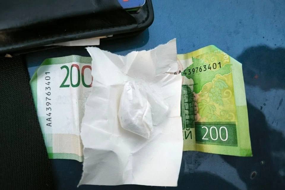 В Бердянске задержали мужчину с синтетическим наркотиком, спрятанным в купюре Правоохранители обратили внимание на мужчину, который выглядел нетрезвым. При проверке у него в сумке нашли сверток, завернутый в 200-рублевую купюру. Мужчина признался, что это «соль» предназначена для личного употребления, а не для продажи. Эксперты подтвердили, что в свертке было 0,789 грамма производного N-метилэфедрона. Срочно Бердянск‼ Наш бот